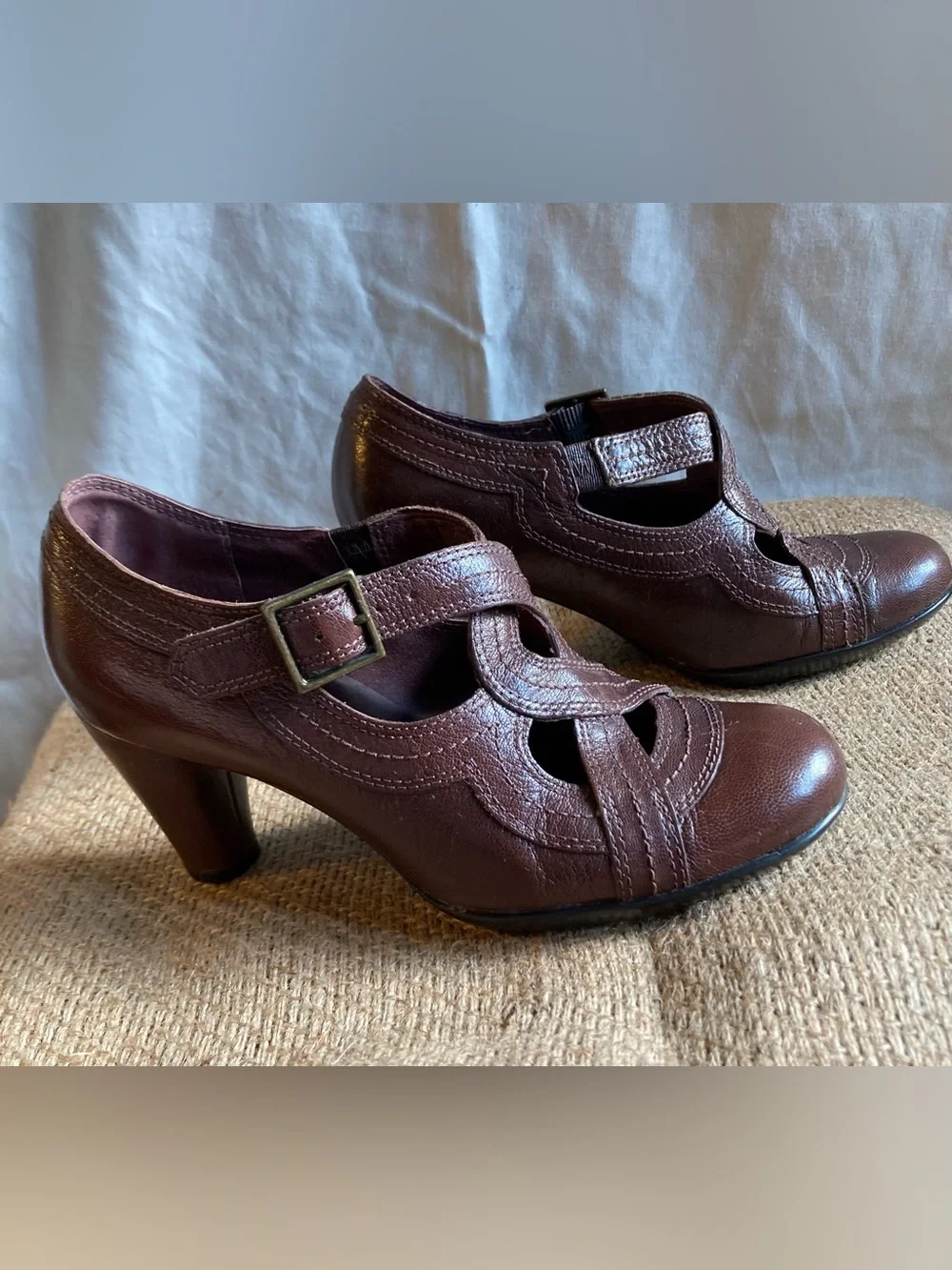 Vintage Brown Leather Mary Jane Heels - Picture 3 of 9